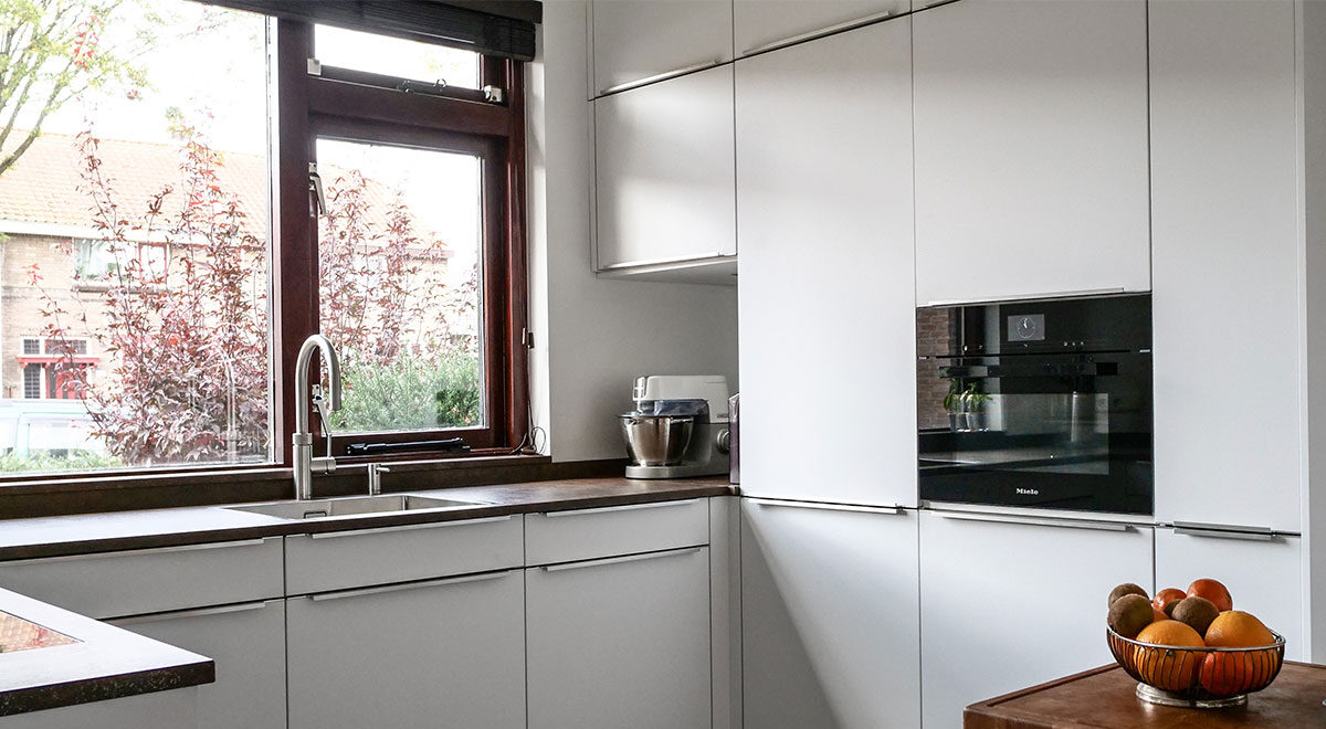 Moderne witte keuken-Jan-en-Ine